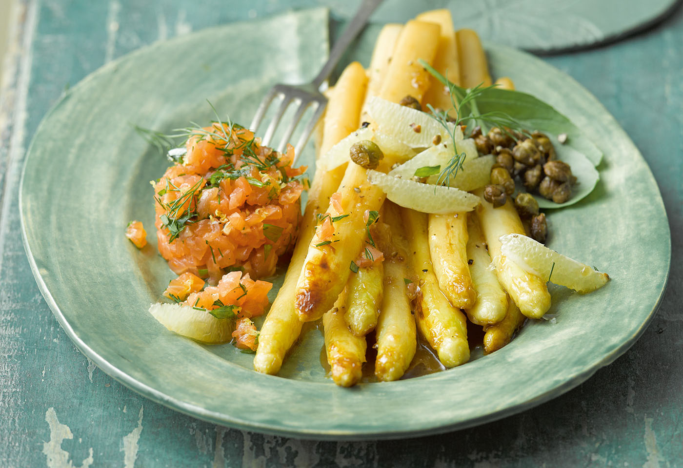 Stangenspargel mit Limetten-Butter, Kapern und Lachstatar | Frisch Gekocht