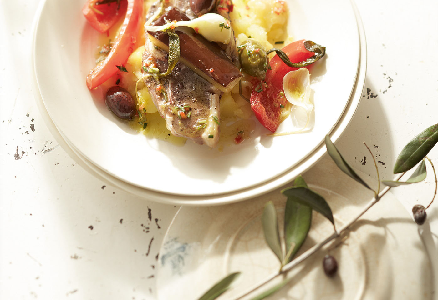 In Olivenöl pochiertes Lammrückenfilet mit mediterranen Aromen Frisch