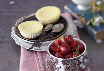 Ricotta-Cheesecakes mit Rosmarin-Kirschen Foto: © Janne Peters