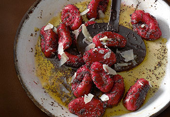 Rote-Rüben-Gnocchi mit Mohnbutter und Parmesan