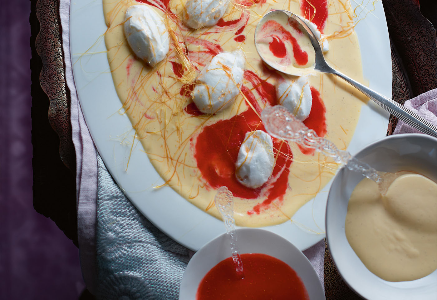 Schneenockerln auf Vanillesauce und Erdbeerpüree | Frisch Gekocht