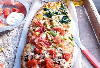 Ovale Pizza mit drei Belägen Foto: © Walter Cimbal