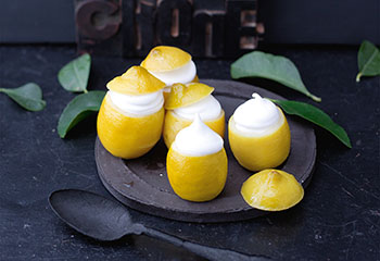 Zitronenmousse in der kandierten Zitrone Foto: © Maria Grossmann & Monika Schürle