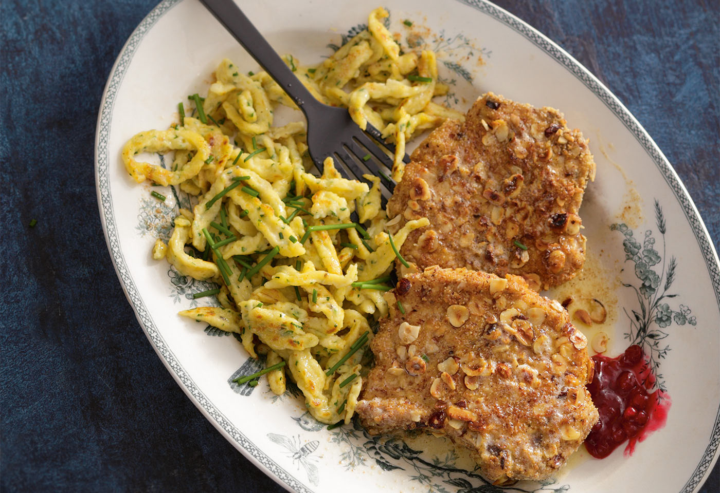 Schweinskoteletts in Haselnusspanade mit Kräuterspätzle | Frisch Gekocht