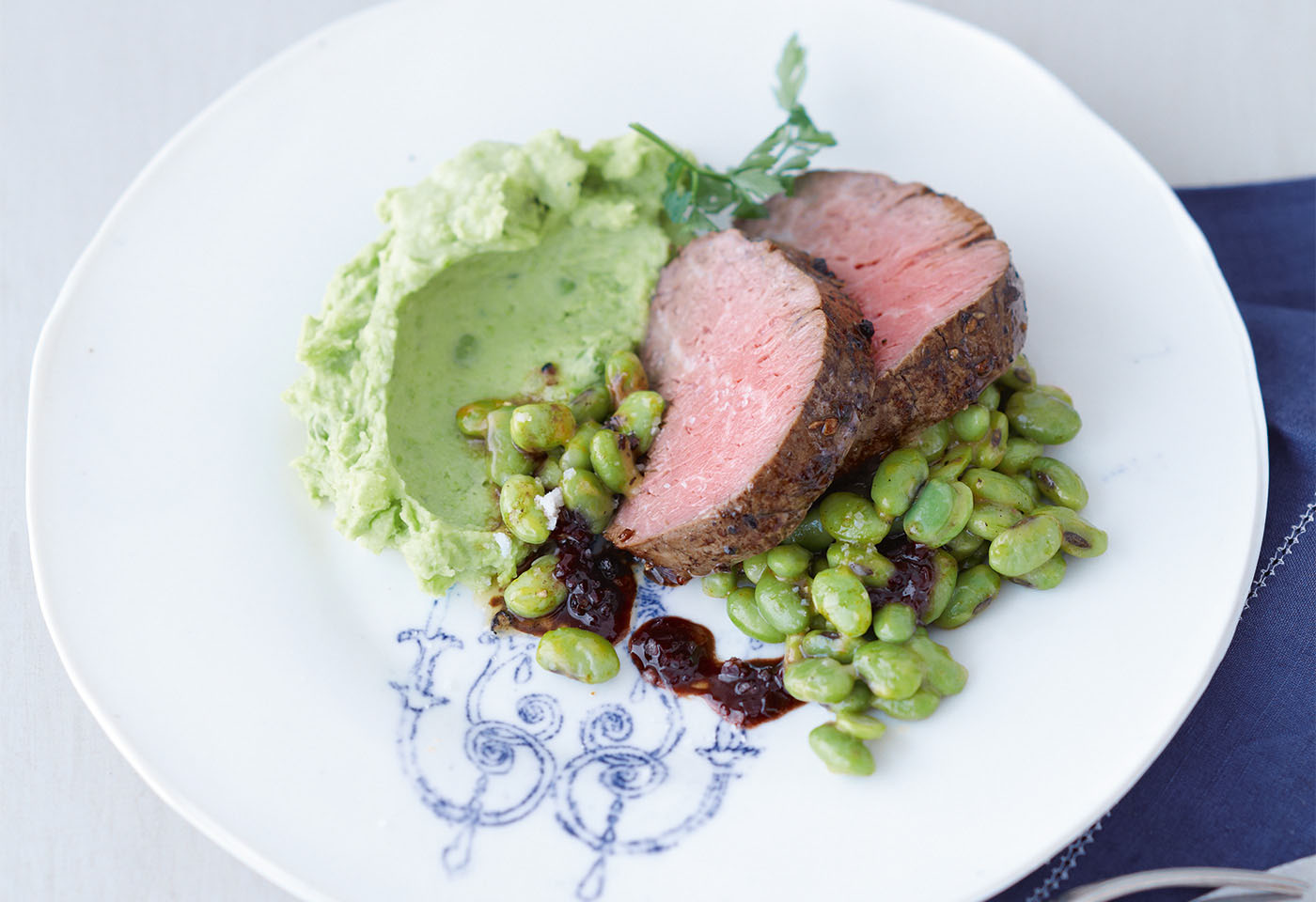 Lungenbraten mit Sojabohnen, Erbsen-Erdäpfelpüree und Balsamicosauce ...