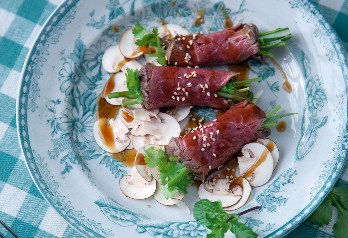 Rinderröllchen mit Kräuterfüllung, Champignoncarpaccio und Teriyaki ...