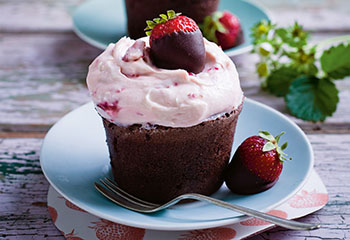 Schokolade-Fudgecakes mit Erdbeerfrosting und Schoko-Erdbeeren Foto: © Ben Dearnley