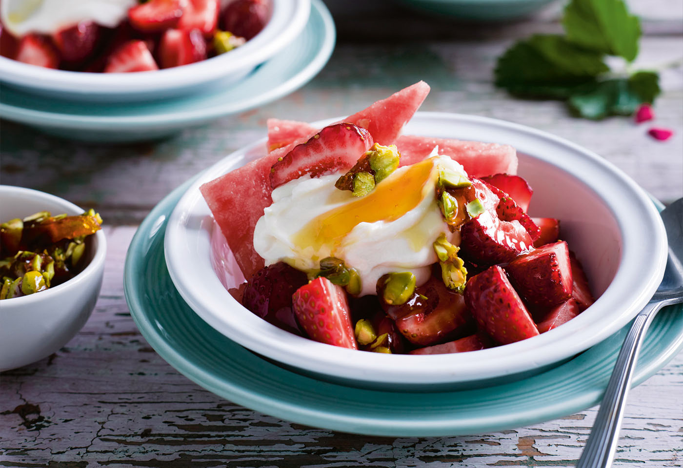 Erdbeer-Melonen-Fruchtsalat mit Honigjoghurt und kandierten Pistazien ...