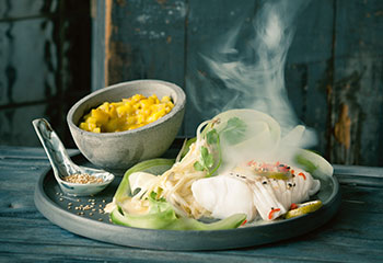 Ingwer-Gedämpftes Fischfilet mit Zitronenchutney und Gurken-Sprossen-Salat Foto: © Wolfgang Schardt