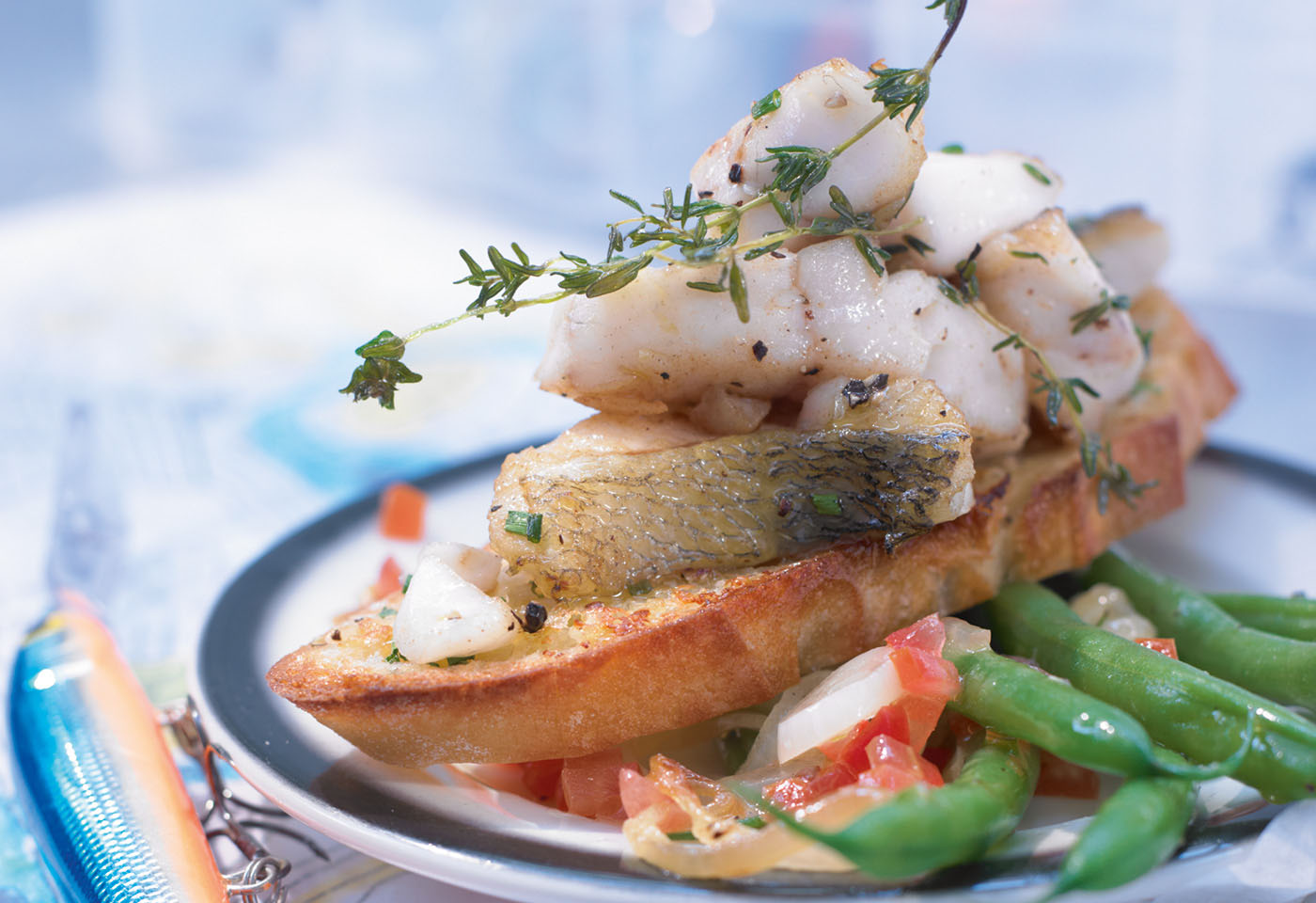 Zander-Crostini mit Zitronen-Parmesan-Butter auf Fisolensalat | Frisch ...