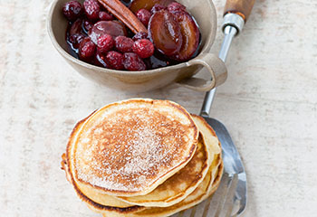Buttermilch-Pancakes mit Zwetschken-Cranberries-Röster Foto: © Wolfgang Schardt