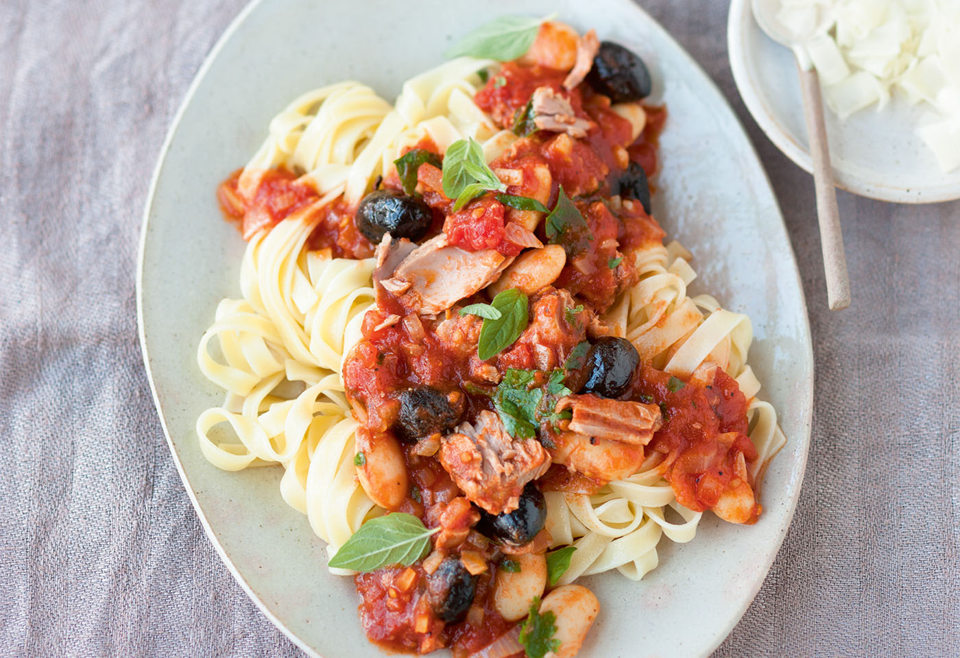 Pasta Mit Thunfisch Weissen Bohnen Und Oliven Frisch Gekocht