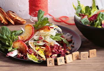Bratapfel Fenchel Salat mit Schalotten-Vinaigrette und geröstetem Brot Foto: © Peter Garten