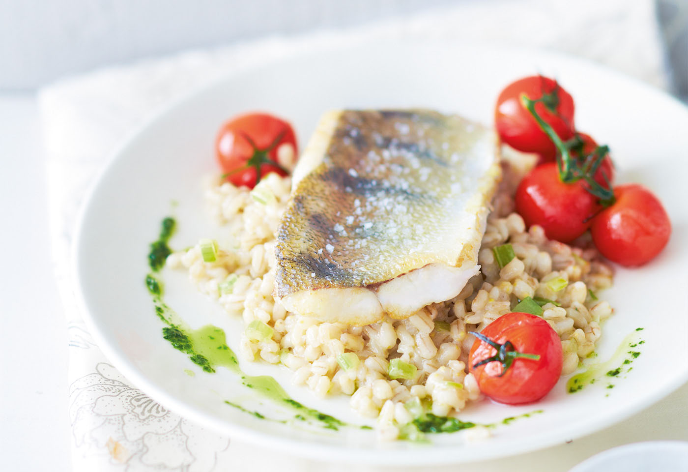 Gerstenrisotto mit Zanderfilet, Cocktailtomaten und Petersilienöl ...