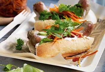 Hot Dog mit Bratwurst, eingelegten Karotten und Limetten-Chili-Mayonnaise Foto: © Ben Dearnley
