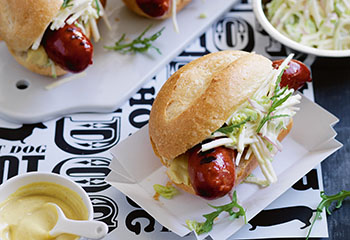Hot Dog mit Käsekrainer und Apfel-Sellerie-Coleslaw Foto: © Ben Dearnley