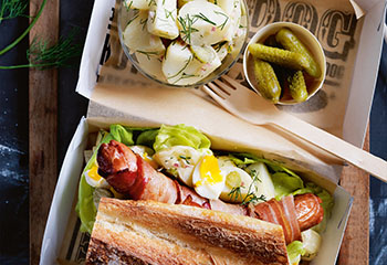 Hot Dog mit Berner, Dill-Erdäpfelsalat und Ei Foto: © Ben Dearnley