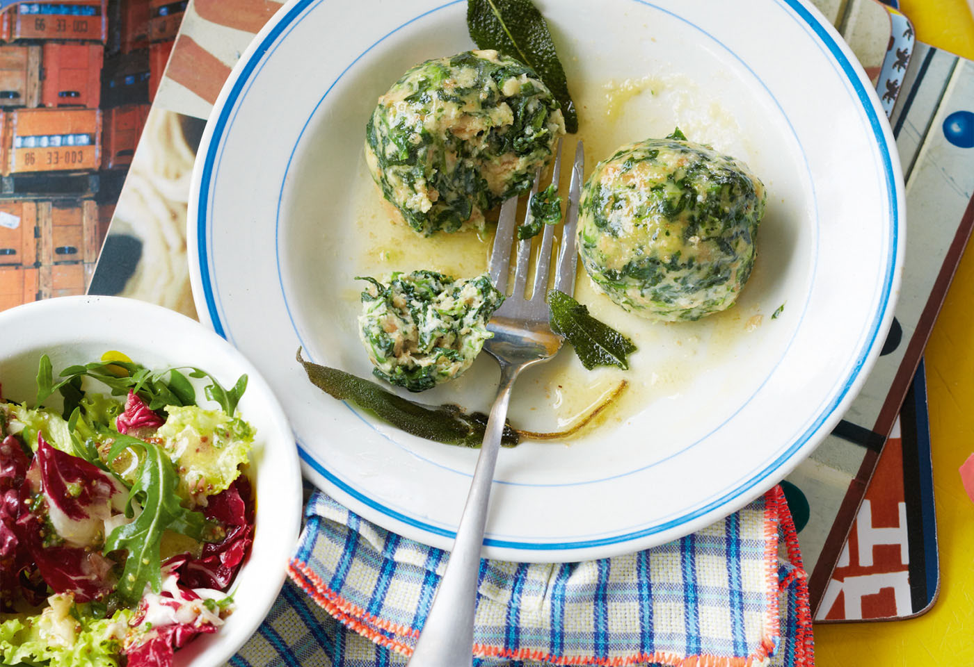 Spinat-Ricotta Knödel mit Salbeibutter und Fruchtigem Blattsalat | Frisch  Gekocht