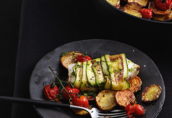 Dorsch in Zucchini mit Ofengemüse und Bärlauchpesto Foto: © Thorsten Suedfels