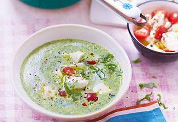 Basilikum-Spinat-Suppe mit Mozzarella Foto: © Janne Peters