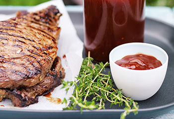 Rib-Steaks mit scharfem Ketchup Foto: © Ben Dearnley