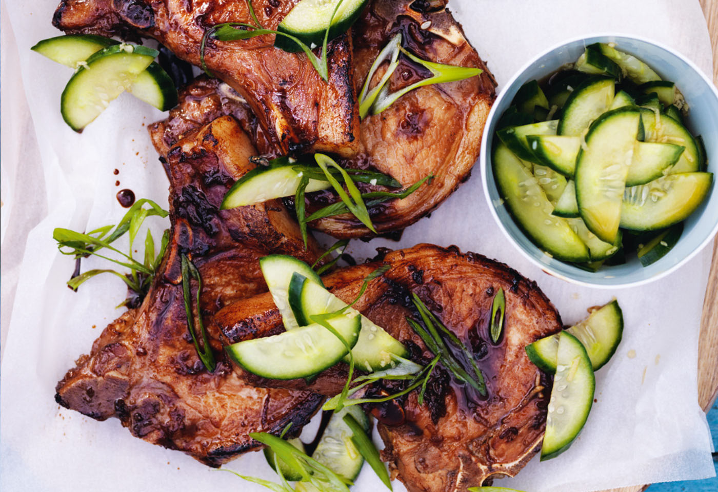 Honig-Soja-Koteletts mit Gurken-Ingwer-Salat | Frisch Gekocht