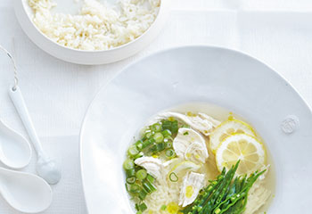 Zitronen-Hühnersuppe mit Reis und Zuckererbsenschoten Foto: © Thorsten Suedfels