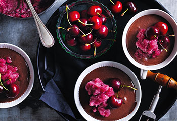 Kirsch-Schokolade-Töpfchen mit Rotweingranita