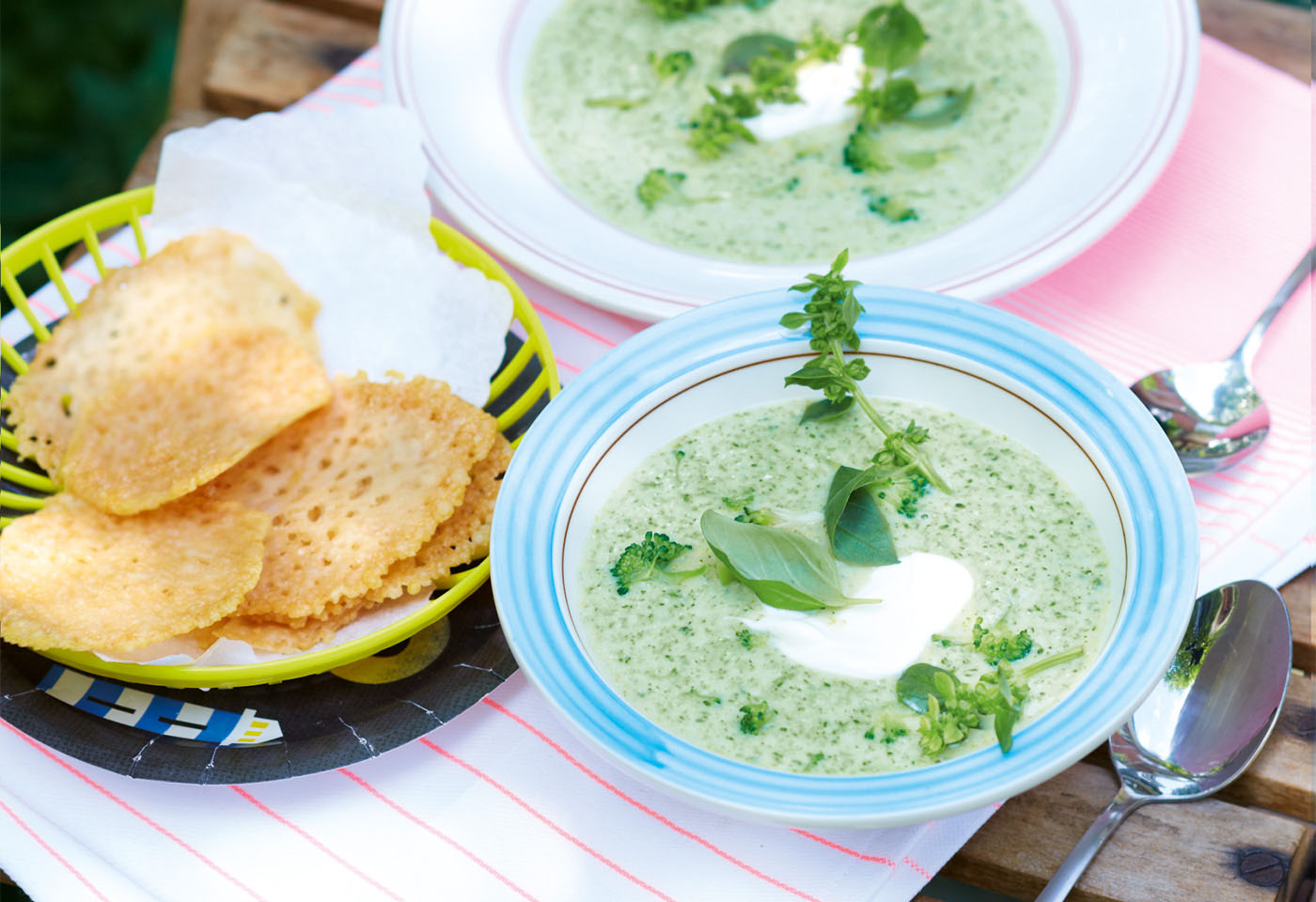 Brokkoli-Basilikum-Cremesuppe mit Parmesantalern | Frisch Gekocht