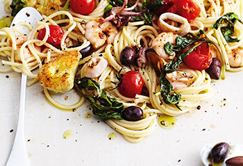 Spaghetti mit Meeresfrüchten und panierten Artischocken