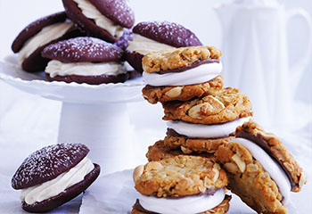 Schoko-Erdnuss-Cookies mit Honig-Marshmallow-Fülle Foto: © Ben Dearnley