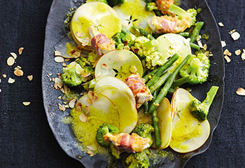 Brokkoli-Apfel-Salat mit Ziegenkäse im Speckmantel Foto: © Thorsten Südfels