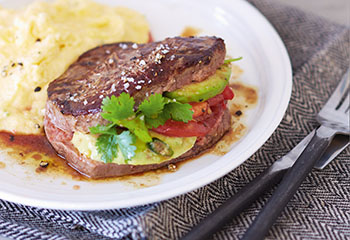 Steak mit Tomaten-Avocado-Koriander-Fülle und cremige Polenta Foto: © Janne Peters
