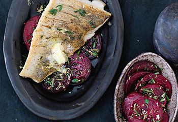 Zander mit im Ofen gebackenen roten Rüben und Zitronenbutter Foto: © Monika Schürle