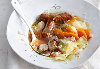 Gerst-Kraut-Karotten-Eintopf mit Bratwurst Foto: © Thorsten Suedfels
