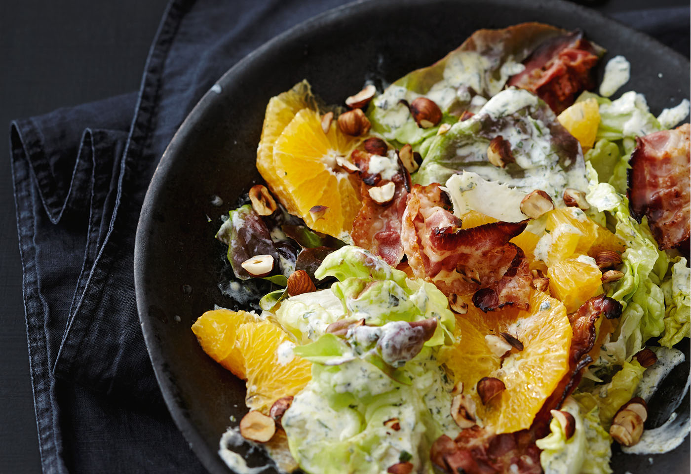 Speck-Orangen-Salat mit Joghurt-Kräuter-Dressing | Frisch Gekocht