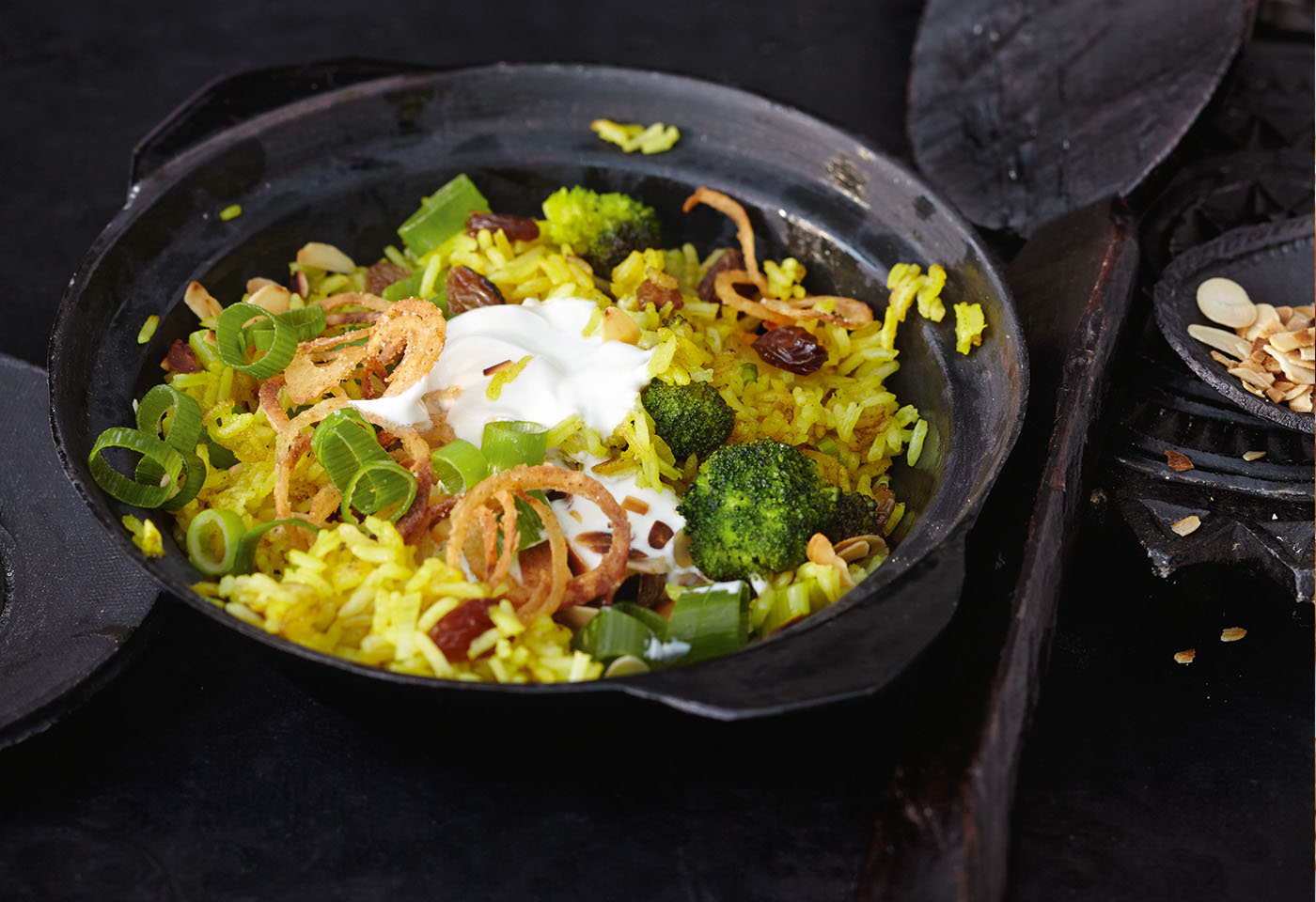 Gebratener Curryreis mit Brokkoli und Röstzwiebeln | Frisch Gekocht