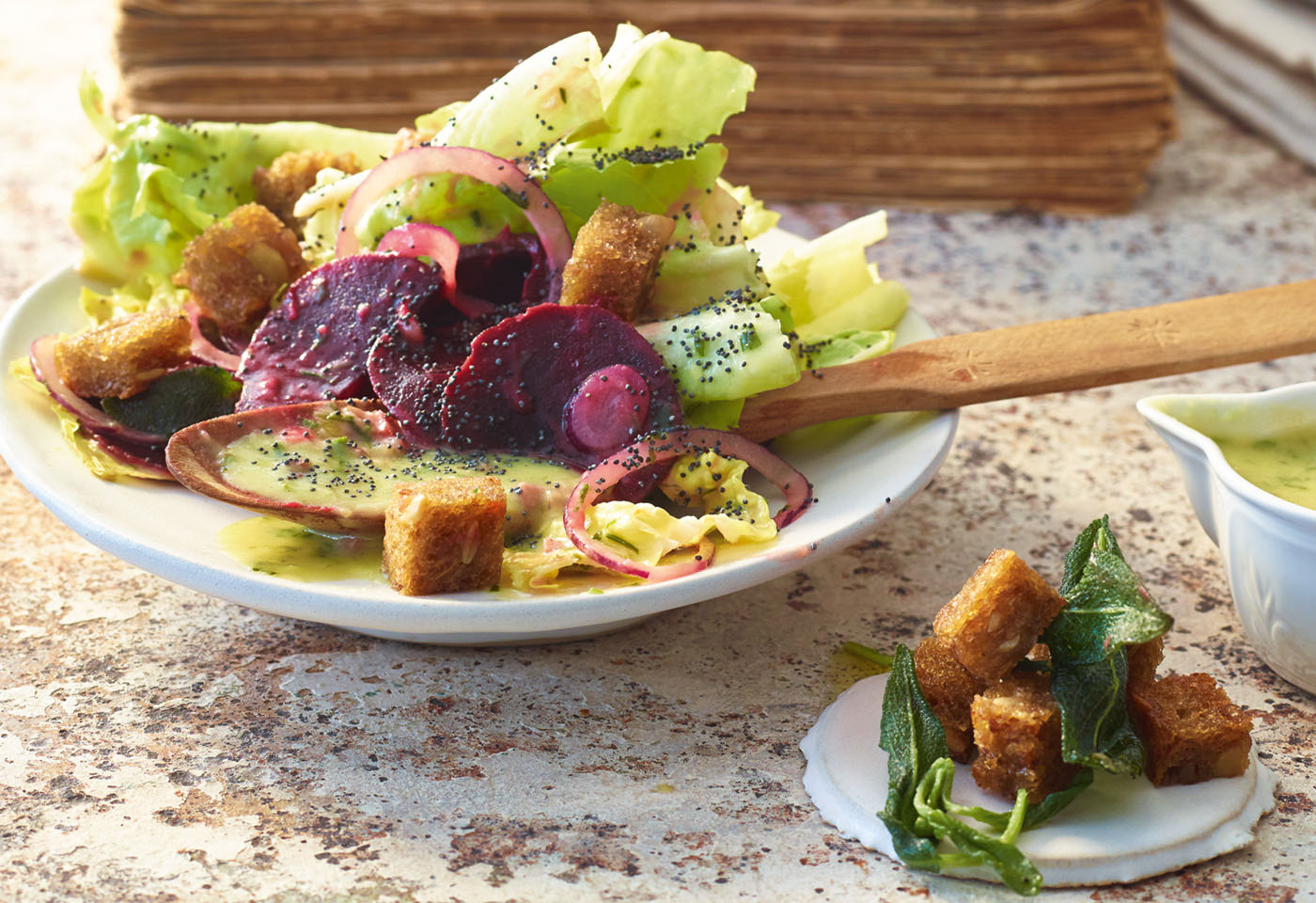 Wintergemüse-Salat mit Erdäpfel-Dressing, Mohn und Salbeicroûtons ...