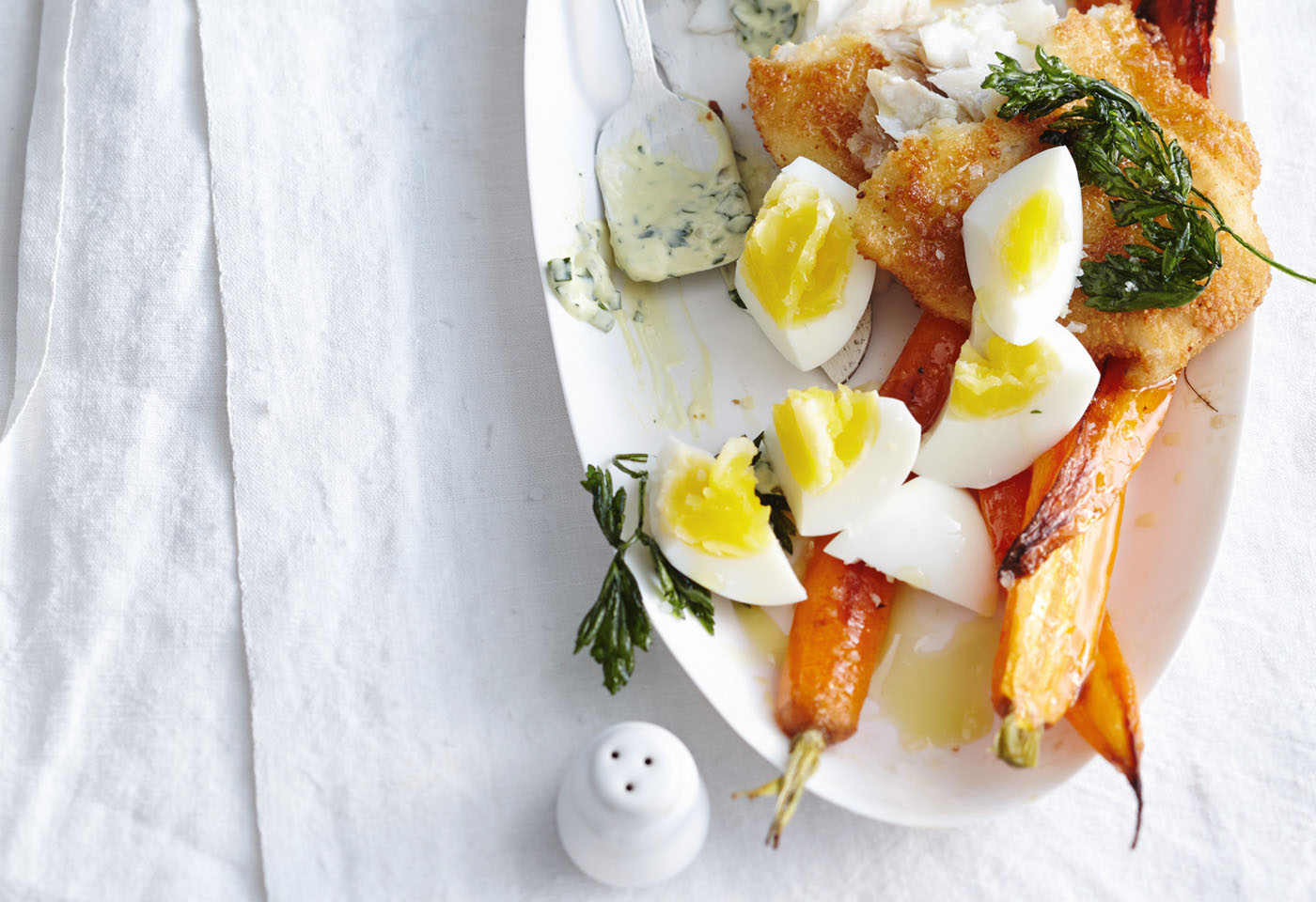 Panierter Dorsch mit Ofen-Karotten, Ei und Remoulade | Frisch Gekocht