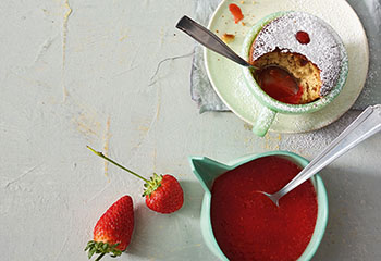 Tassen-Kuchen mit Erdbeerpüree Foto: © Walter Cimbal