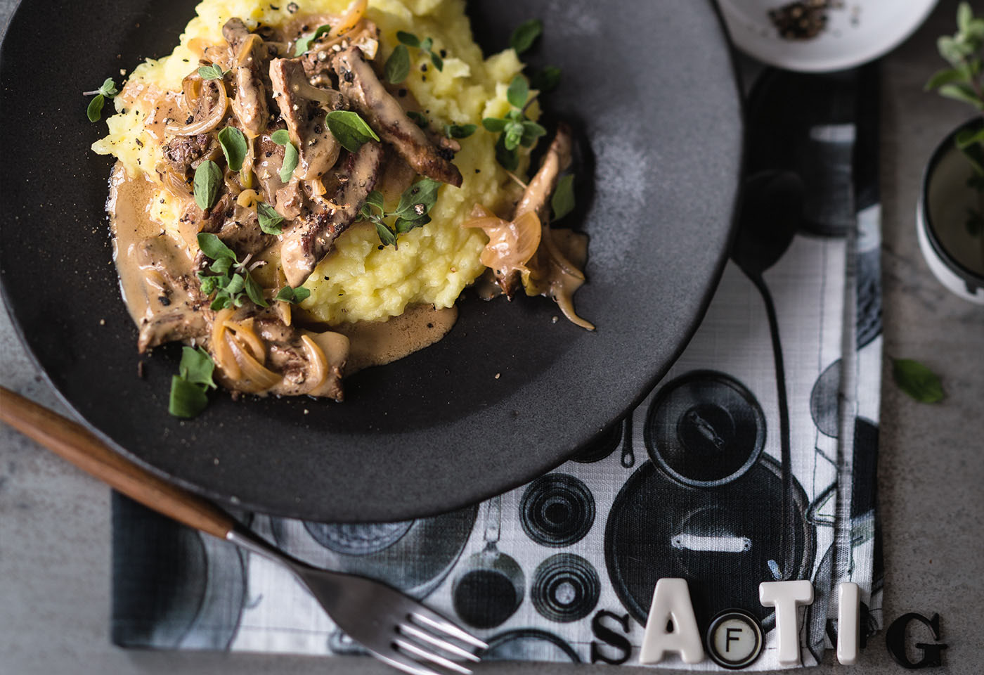 Rindfleisch mit Zwiebel-Obers-Sauce und Erdäpfelstampf | Frisch Gekocht