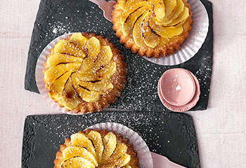 Vanille-Biskuit-Tartelettes mit Apfelmus und Apfelspalten Foto: © Walter Cimbal