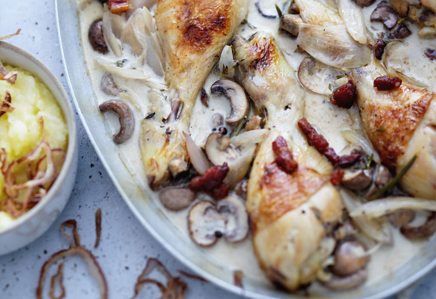 Hühner-Unterkeulen in Weinsauce mit Schalotten, Speck und Champignons ...