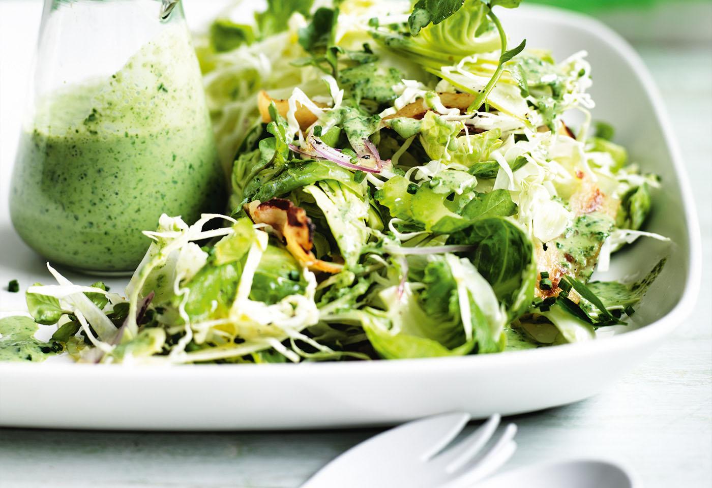 Fruchtiger grüner Salat mit knusprigem Speck und Buttermilchdressing ...