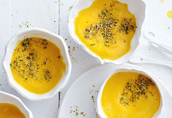 Karotten-Kokos-Suppe mit Kräuterbröseln Foto: © Thorsten Suedfels