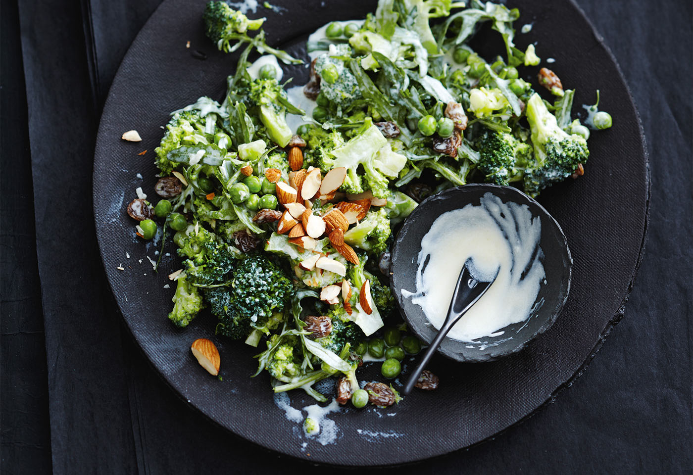 Brokkoli-Erbsen-Salat mit Rucola und Rosinen | Frisch Gekocht