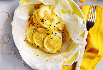 Zitronen-Kabeljau mit Erdäpfelpüree und Chicorèe-Fenchel-Salat Foto: © William Meppem