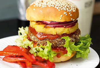 Veganer Gemüse-Burger mit selbstgemachtem Ketchup Foto: © Monika Schürle