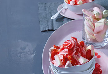 Frozen Rhabarber-Erdbeer-Joghurt Foto: © Walter Cimbal