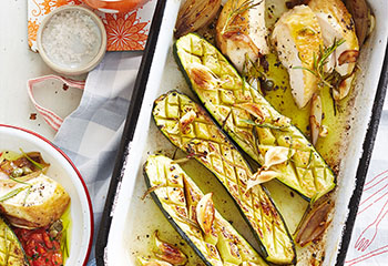 Ofen-Zucchini mit gebratener Hühnerbrust und Paprikadip Foto: © Janne Peters